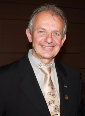 WRSV-Präsident Hans Lutz mit dem Goldenen Stuttgarter Rössle der „Prokis“ ...
