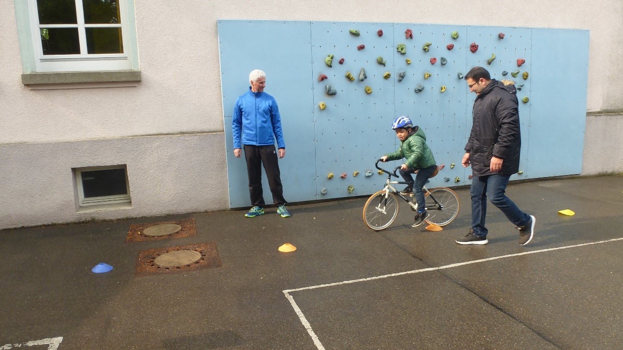 Die Kunstradfahrer an einer Schule in Filderstadt